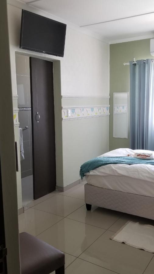 A-Z Boutique Guesthouse Виндхук Экстерьер фото