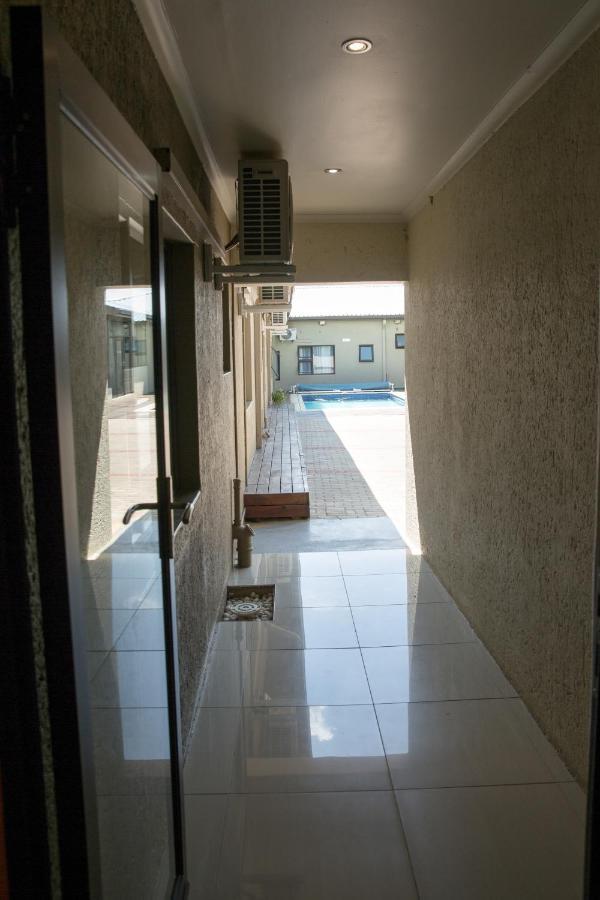 A-Z Boutique Guesthouse Виндхук Экстерьер фото