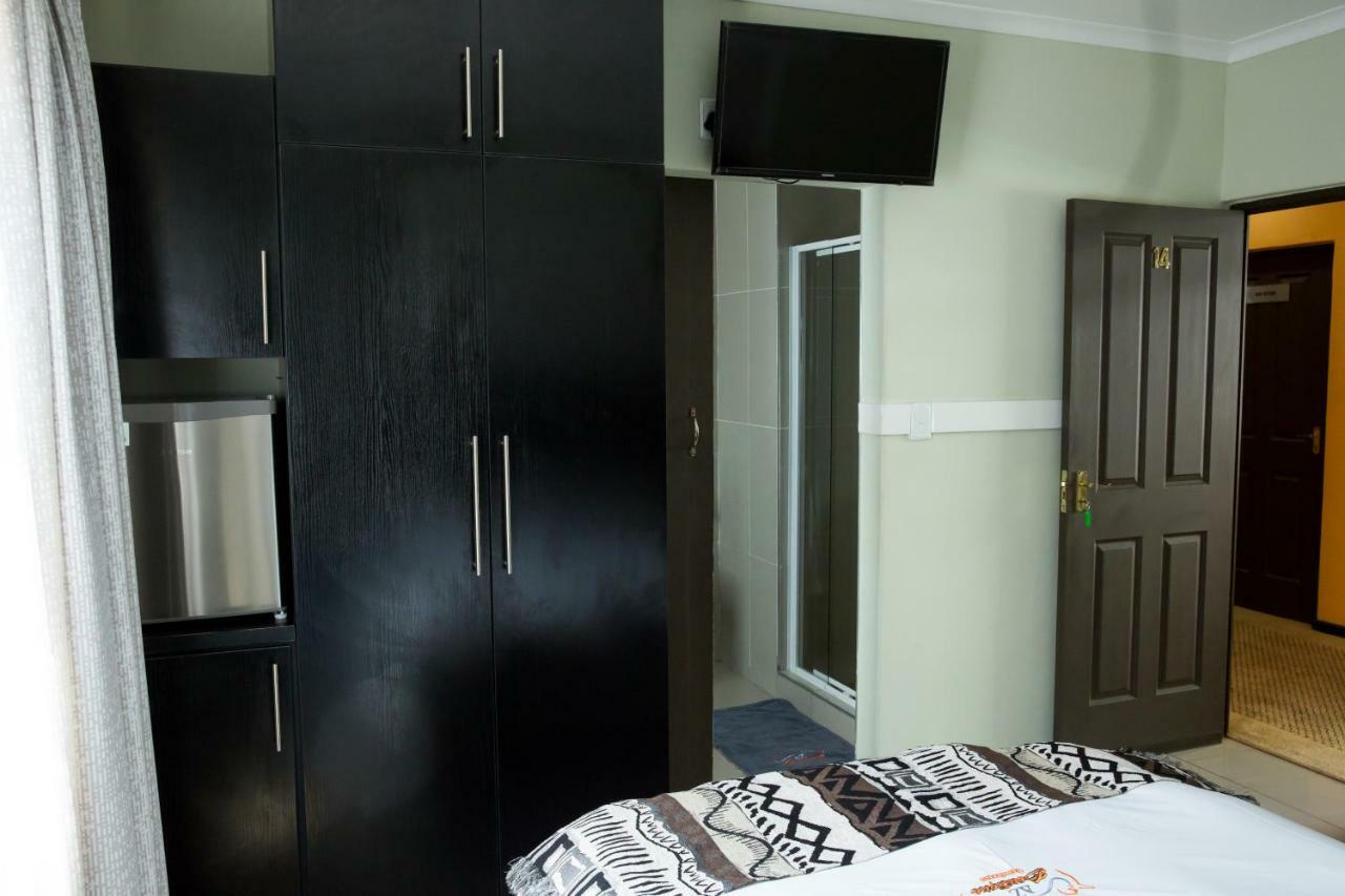 A-Z Boutique Guesthouse Виндхук Экстерьер фото