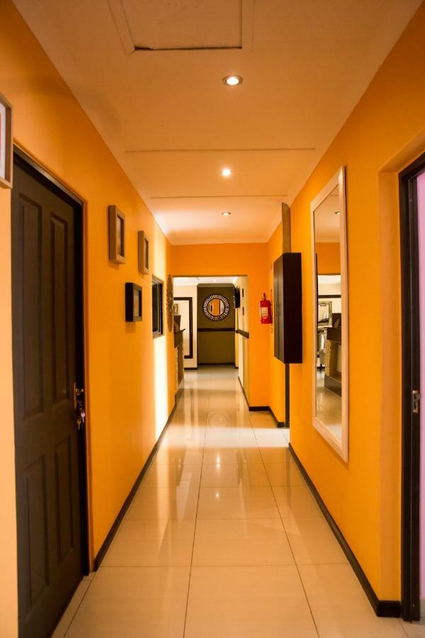 A-Z Boutique Guesthouse Виндхук Экстерьер фото